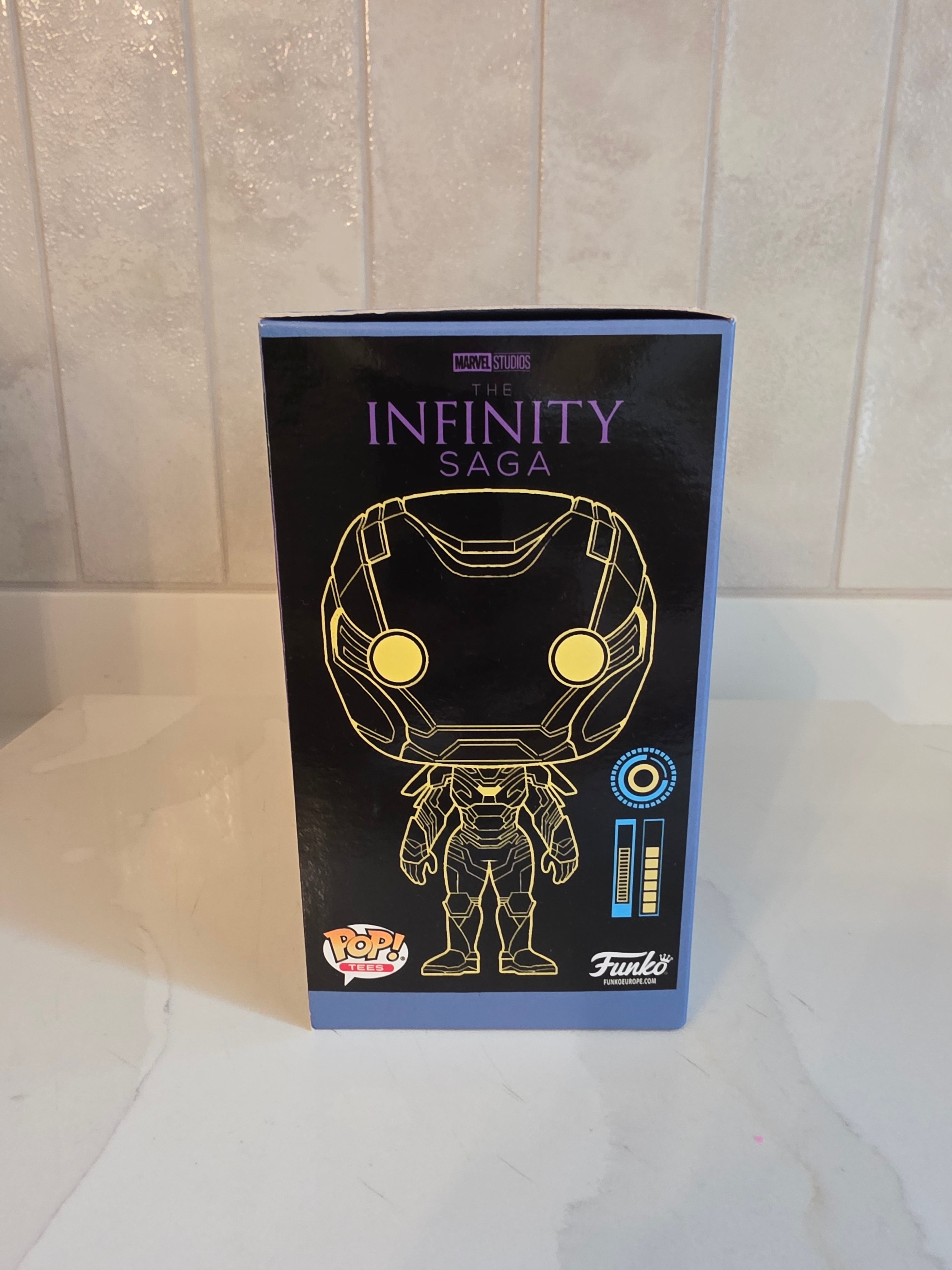 Funko Pop! Tees Marvel Infinity Saga Rescue blacklight - size Medium